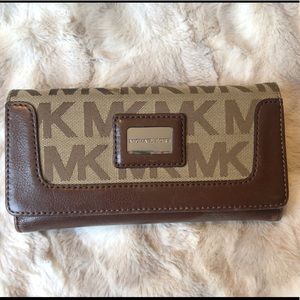 Michael Kors Wallet ✨Make An Offer✨